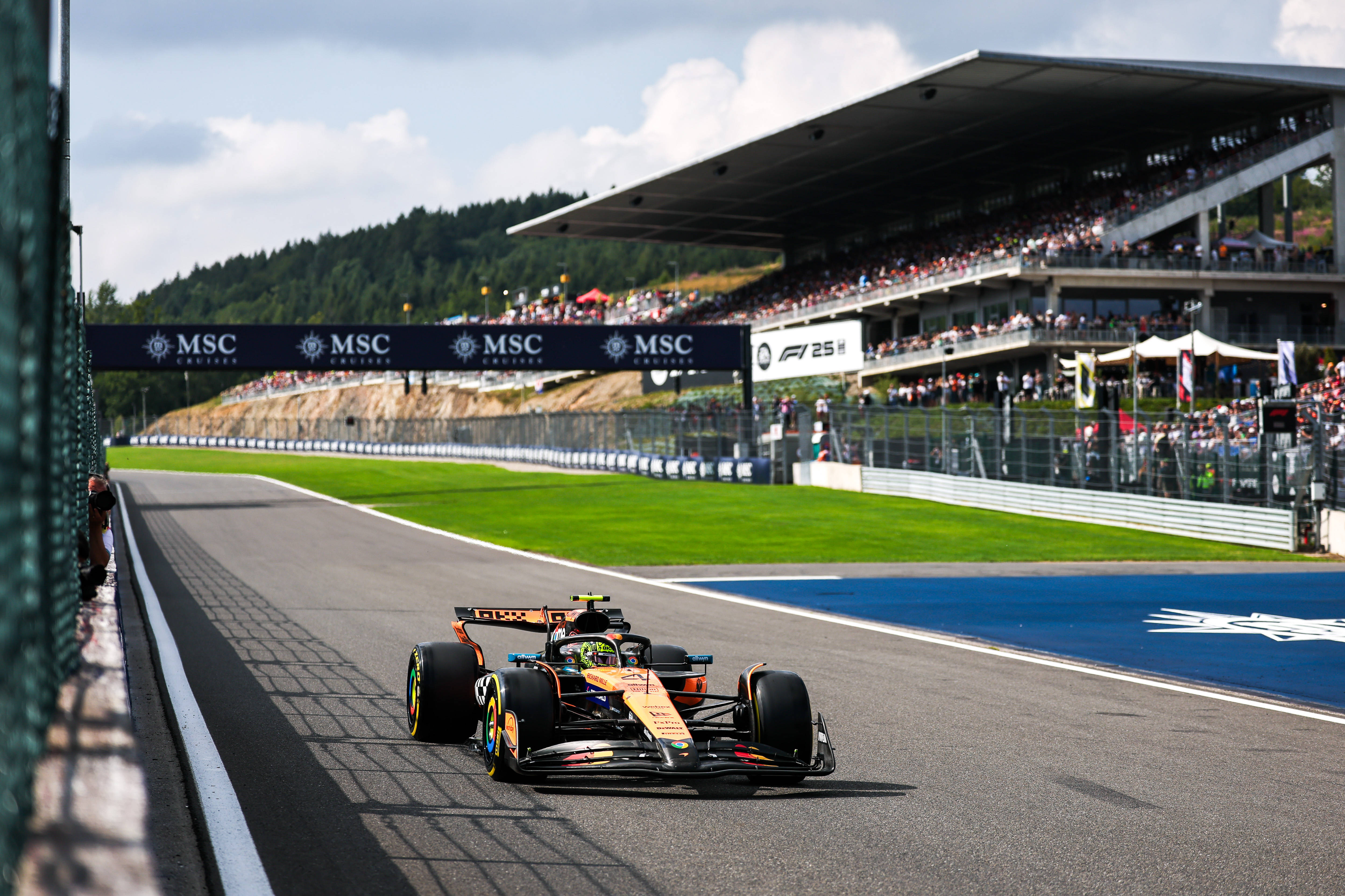 迈凯伦碾压索伯车队，塞恩斯扛起全队