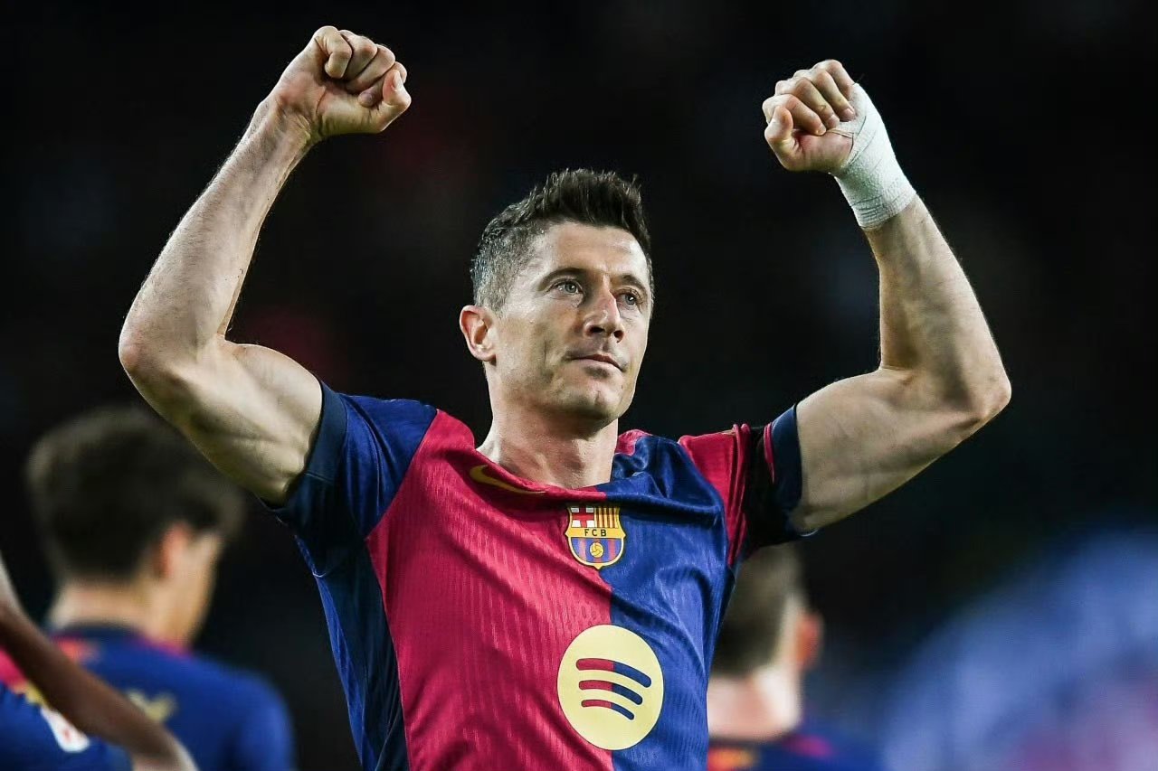 巴西逆转英格兰，莱万点燃赛场