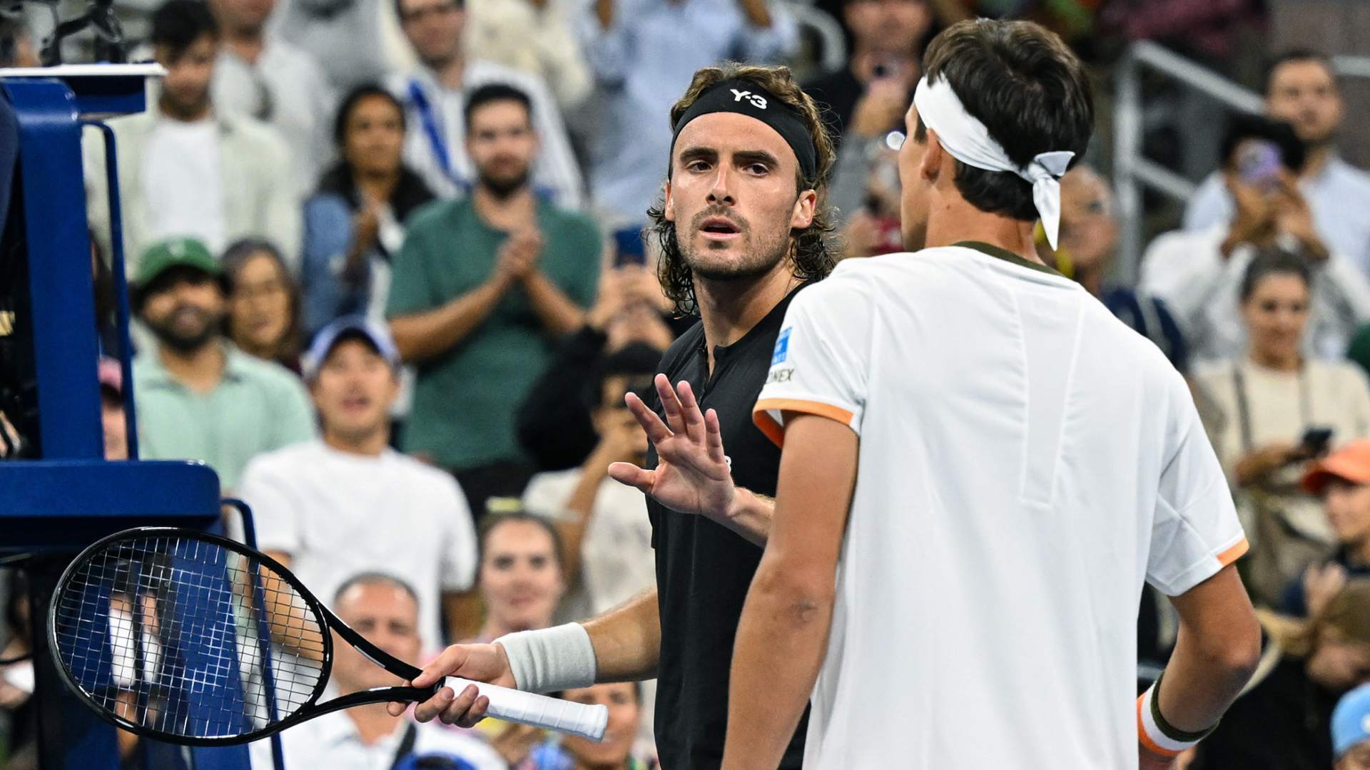 世界网球队轻取澳大利亚网球队，西西帕斯关键制胜