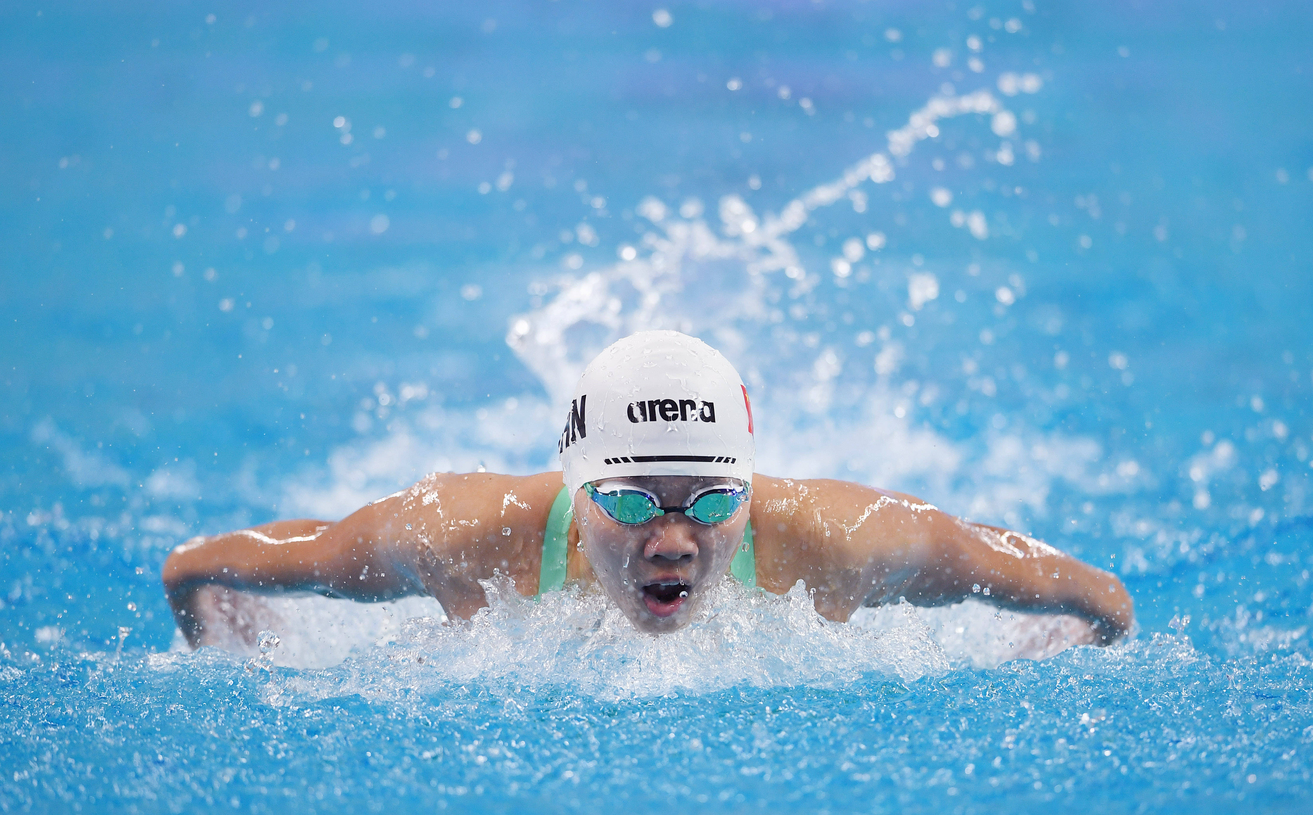 游泳蝶泳女子决赛选手速度惊人