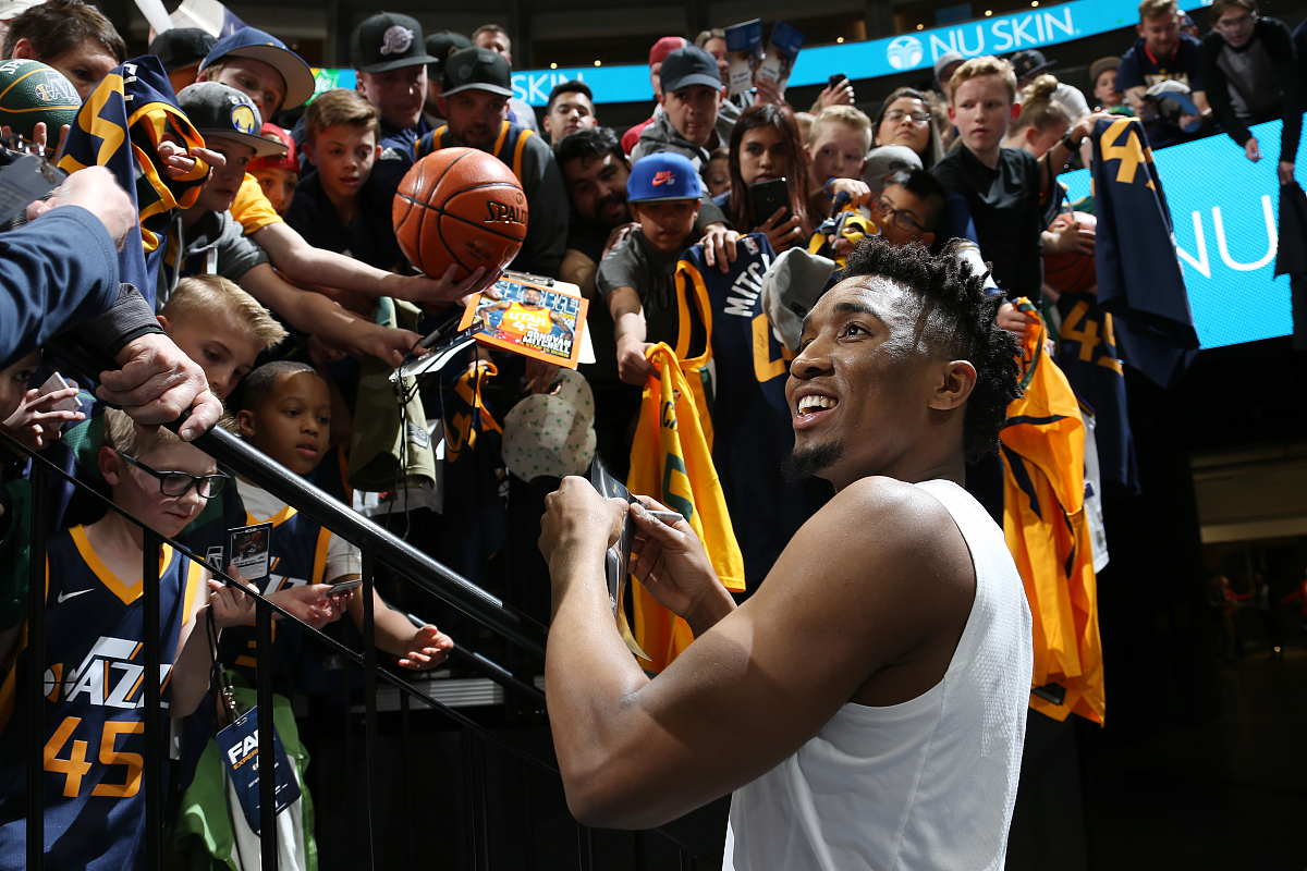 美洲球队展现实力，篮球联赛掀热潮